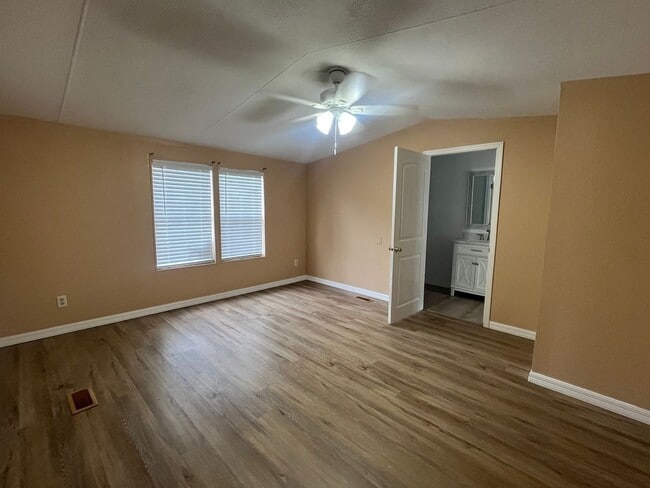 Building Photo - Newly renovated 3 Bedroom, 2 Bath home in ...