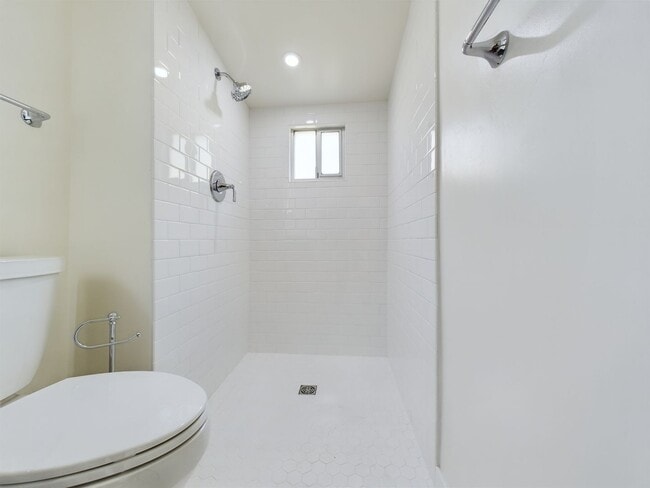 Building Photo - Adorable Remodeled Cottage in Seaside