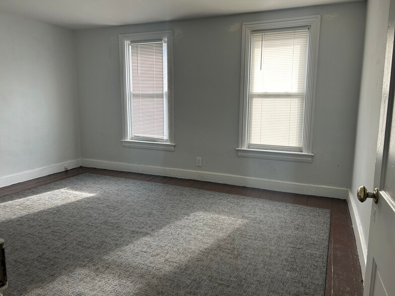 Master bedroom - 604 E 5th St