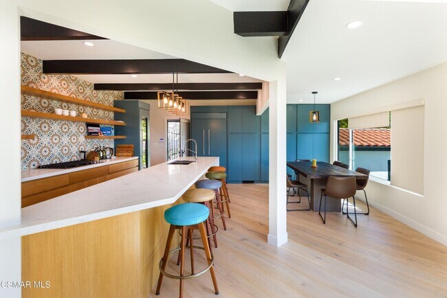 Building Photo - Must see this luxurious short-term, furnis...