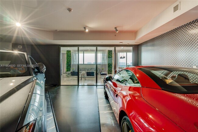 Building Photo - 18555 Collins Ave