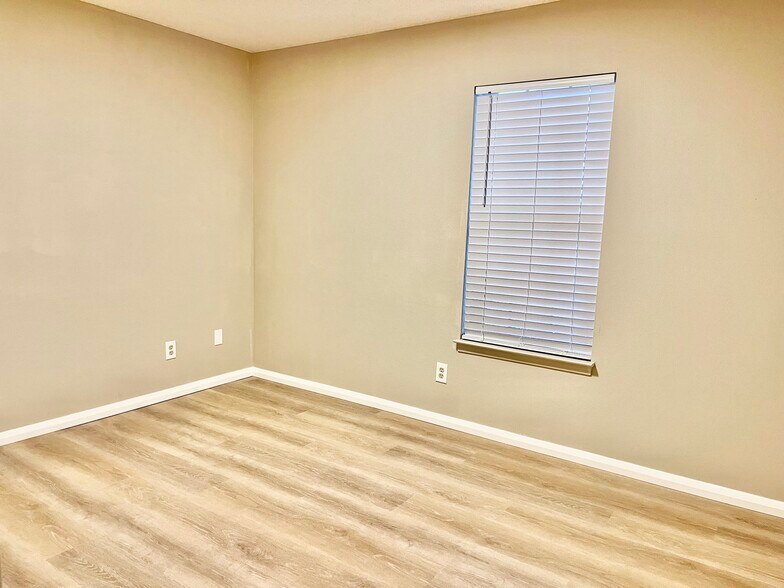 Building Photo - 4420 Eastpointe Dr