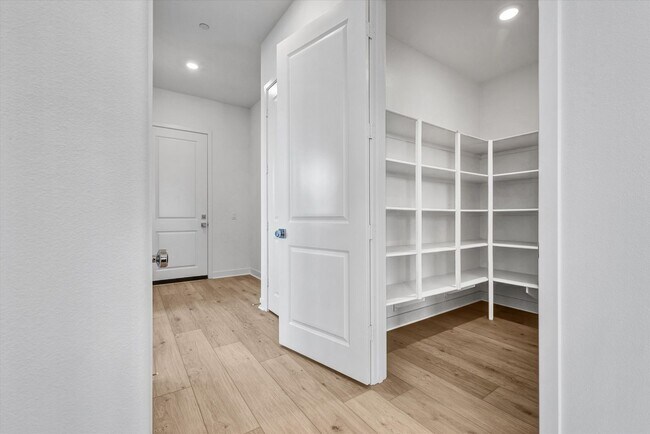 Building Photo - Large Modern Town Home with Oversize Backyard Guarded Luxury Neighborhood