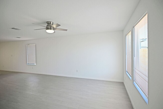 Building Photo - 2407 Shady Grv