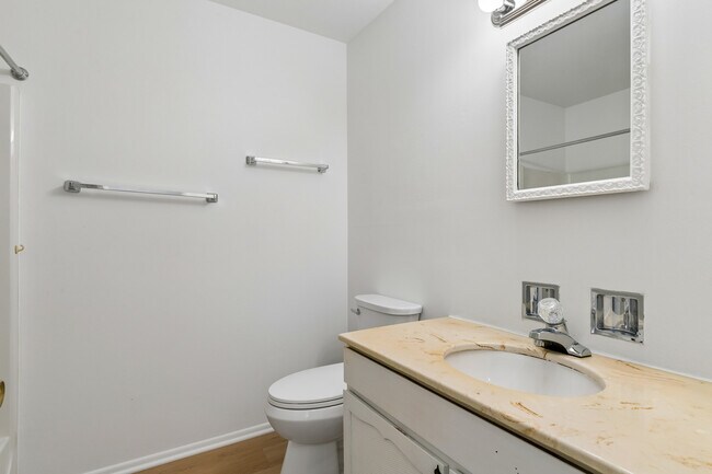 Building Photo - 2424 E Oakton St