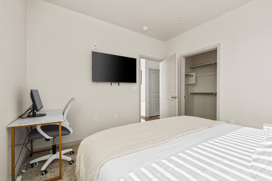 Building Photo - 711 W Broadway Rd