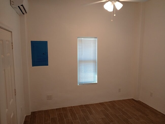 Building Photo - E 4th St