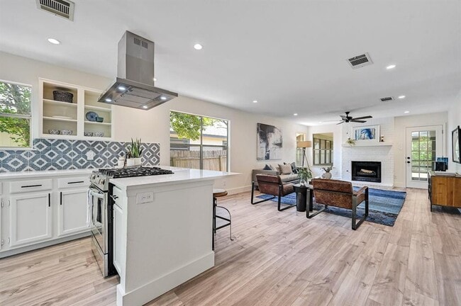 Building Photo - 10612 Watchful Fox Dr