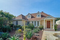 Building Photo - 433 S Bundy Dr