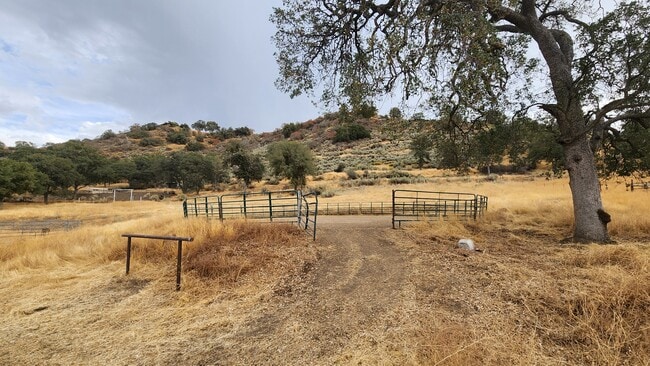 Building Photo - 18400 Pellisier Rd