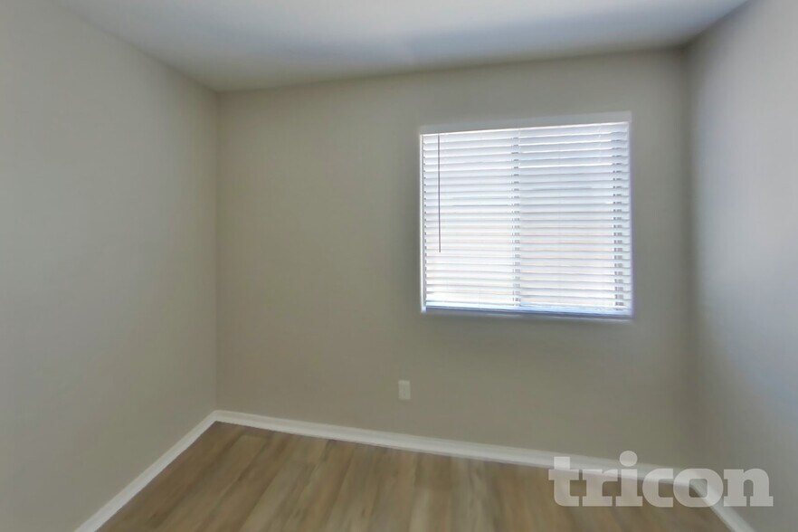 Building Photo - 11446 W Roanoke Dr