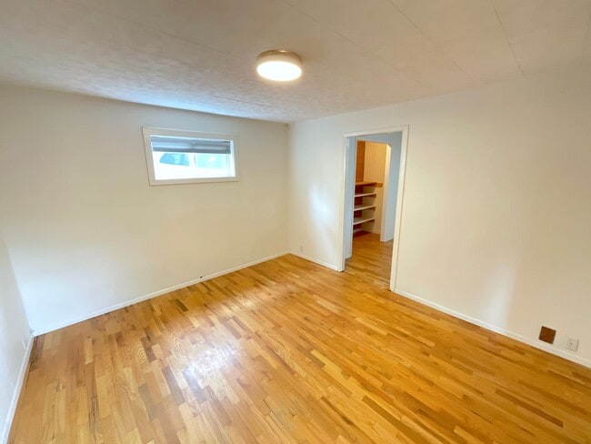 Building Photo - 1 Bedroom Home Available Near W Pikes Peak...