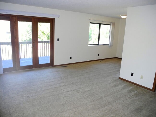 Building Photo - *Stone Gate Apartments - Advertising