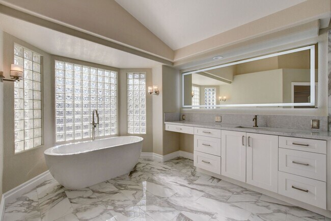 Building Photo - COMING SOON!! $1000 off 1st months Rent Guard-Gated Golf Course Living on the 14th Green!