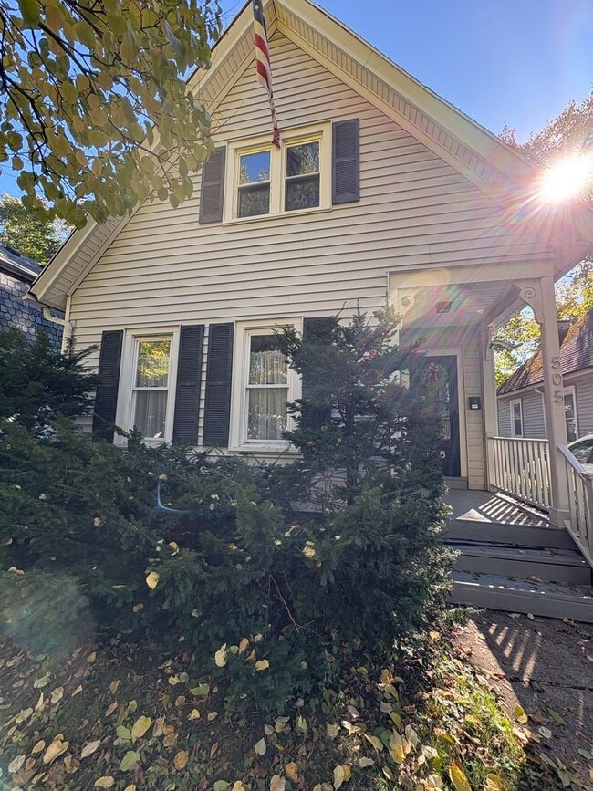 Building Photo - STUNNING Two Bedroom Single Family Home!