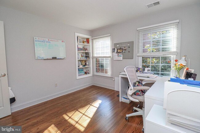 Building Photo - 1596 N Colonial Terrace