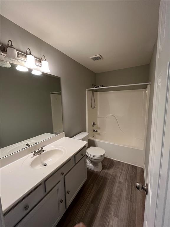 Building Photo - 2048 Lakeshore Overlook Dr