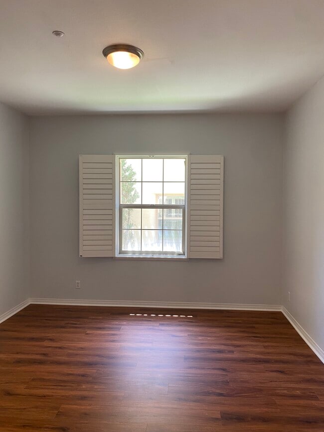 Building Photo - 101 Hallmark