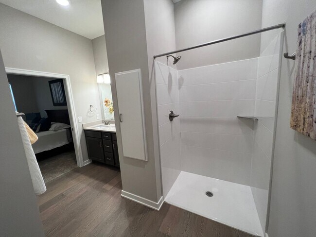 Building Photo - 1717 Hillcrest Dr