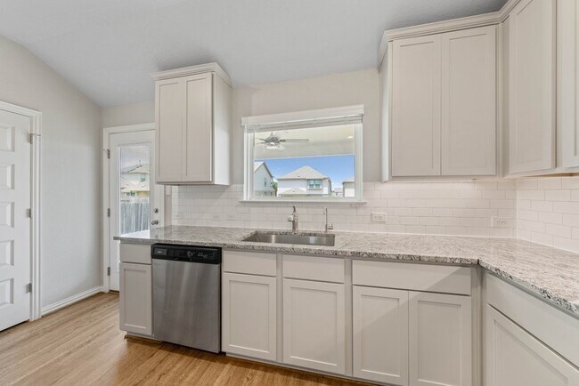 Building Photo - Stylish 3-Bed Home with Pool Access, Island Kitchen & Fenced Yard in New Braunfels