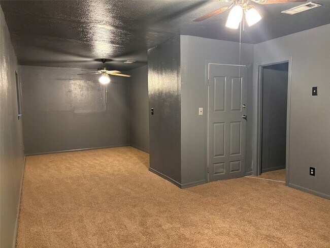 Building Photo - 415 Zinn Dr