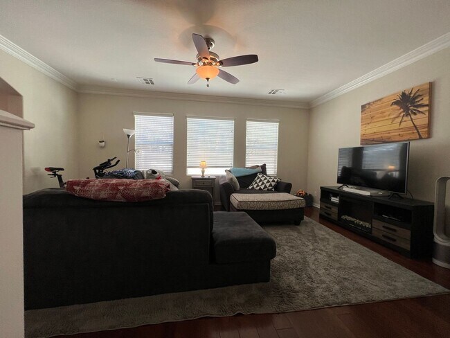 Building Photo - ABSOLUTELY AMAZING! Large 4 bedroom 2 stor...