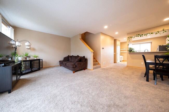 Building Photo - 706 Village Pkwy