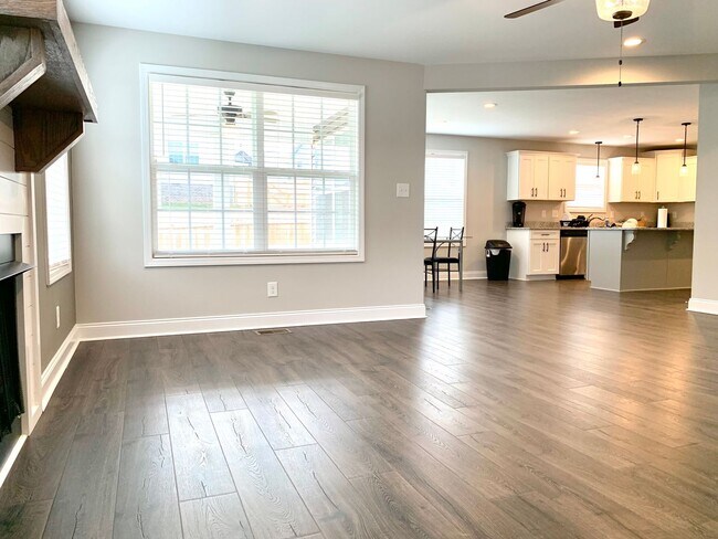 Building Photo - 712 Banister Dr
