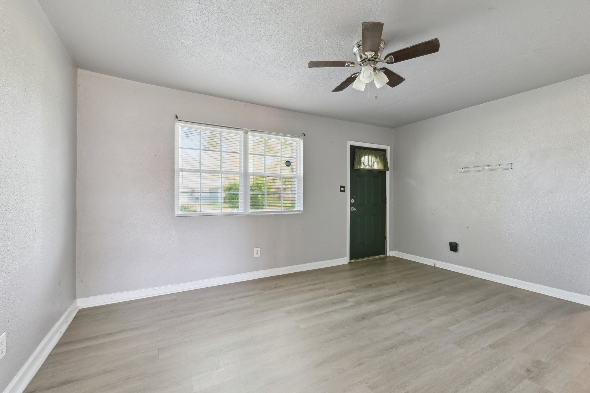 Building Photo - 1604 Parklane Dr