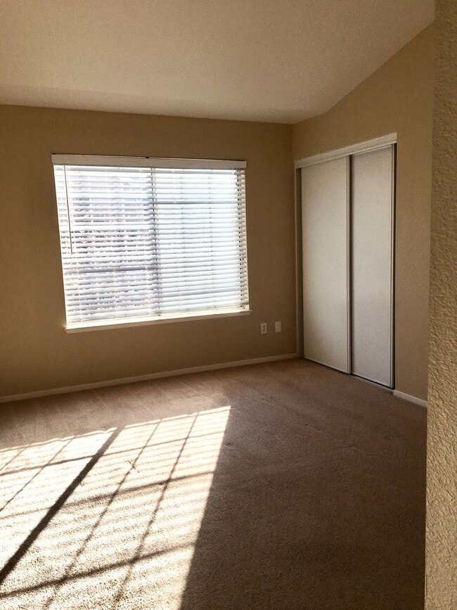 Building Photo - Danville, Shadowhawk 3 Bed, 2.5 Ba., Corner Townhouse, Close to great schools, 2 year lease