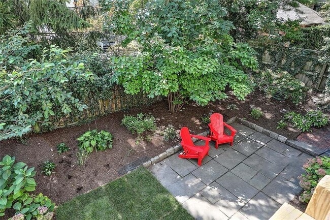 Building Photo - 135 Williams St