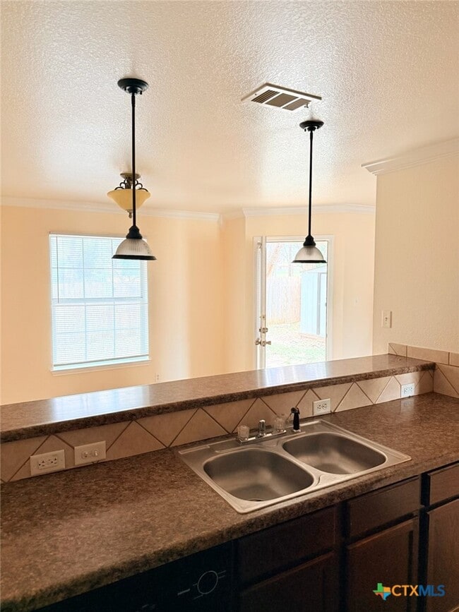 Building Photo - 102 Kings Ct