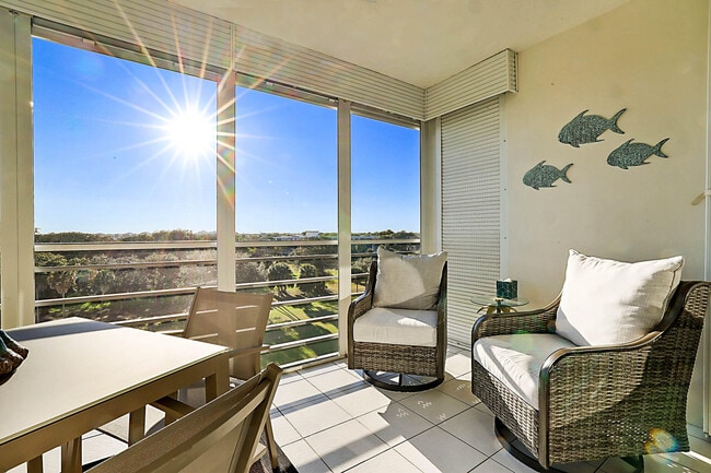 Building Photo - 575 Oaks Ln