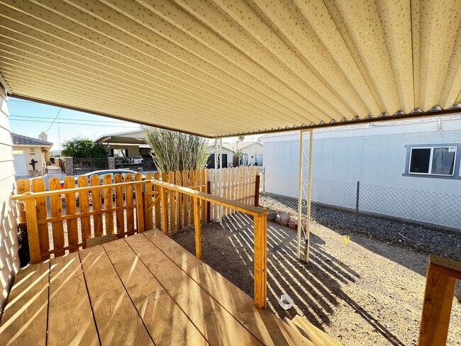 Building Photo - Spacious 2 bedroom