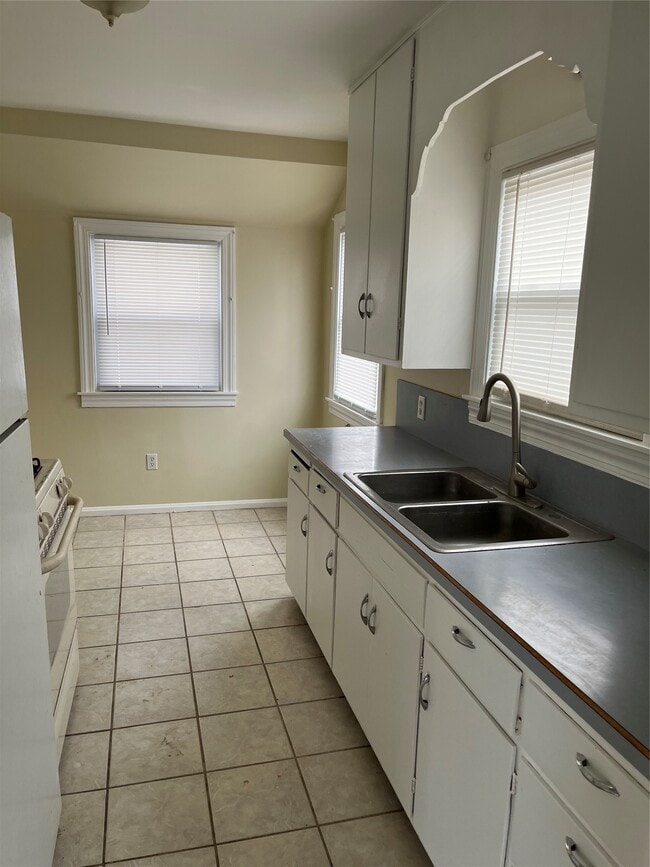 Building Photo - 2961 W 11th St