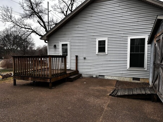 Building Photo - Sylvan Heights Renovated Two Bedroom