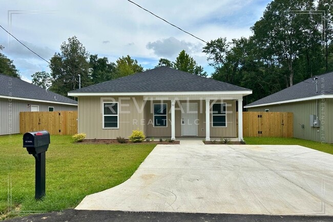 Building Photo - 4 Bed/2 Bath Home with Storage Shed in Sar...