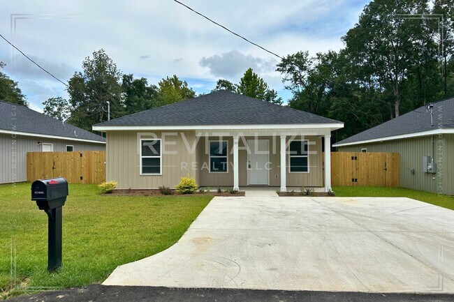 Building Photo - **OPEN HOUSE 08/17 1-3PM** 4 Bed/2 Bath Ho...