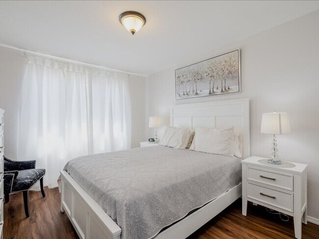 Building Photo - 1 Bedroom 1 Bathroom FULLY FURNISHED! COMM...