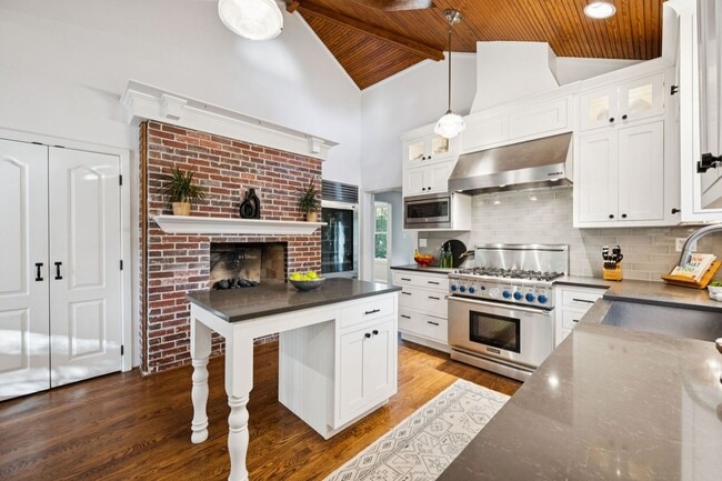 Building Photo - Elegant Chevy Chase Cul-de-Sac Home with Spacious Layout!