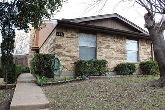 Building Photo - VIEW NOW - COMING SOON - Charming 3-Bedroom Duplex in East Dallas with Garage & Fenced Yard