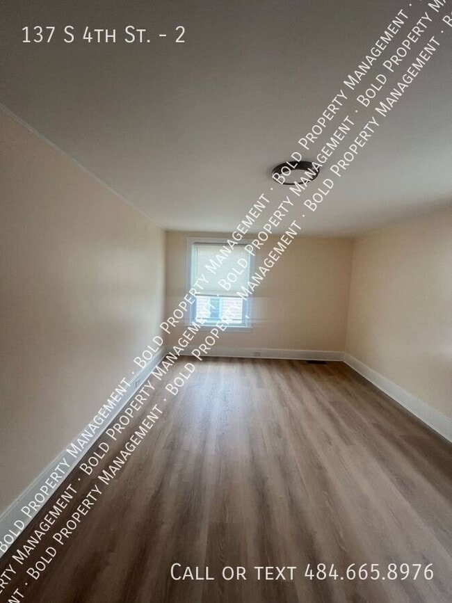 Building Photo - 137 S 4th St