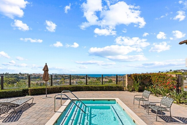 Building Photo - Beautifully Updated 2 Bed/2 Bath in Guard-...
