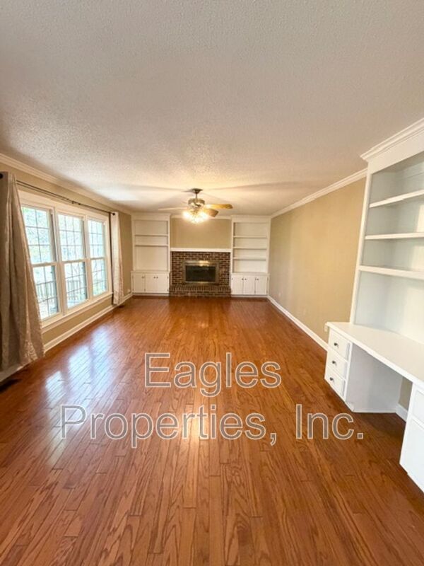Building Photo - 100 Lakeshore Ct