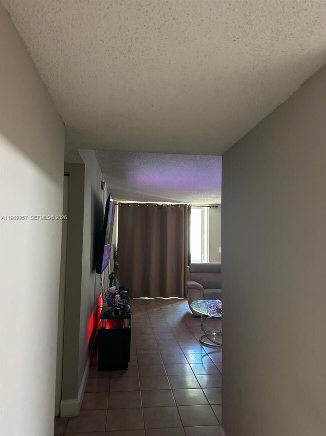 Building Photo - 10000 NW 80th Ct