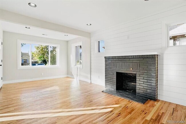 Building Photo - Beautiful 2 Bed 2 Bath With Bonus Living Space in Denver's Clayton Neighborhood