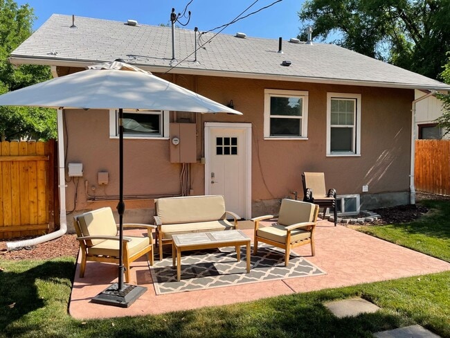 Building Photo - North End Beauty with Bonus Space & Garage!