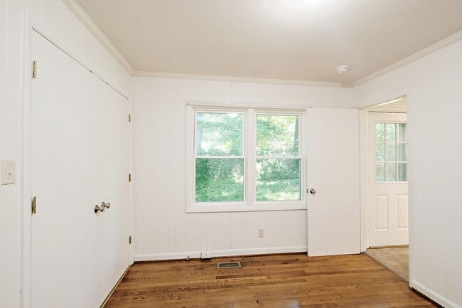 Building Photo - Move-in Ready Small Pet-Friendly Home