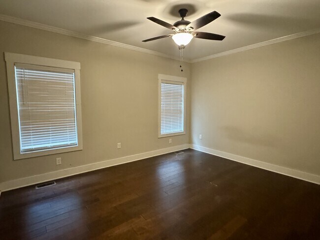 Building Photo - 200 Banks St