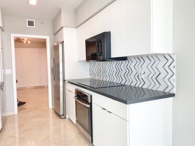 Building Photo - 16400 Collins Ave